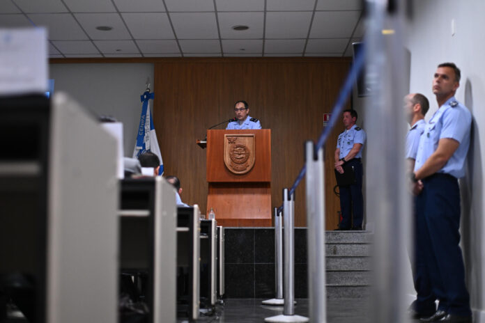El jefe de Cenipa, el brigadier Alexandre Avellar Leal (c), habla durante una rueda de prensa en el Centro de Investigación y Prevención de Accidentes Aeronáuticos (CENIPA) de la Fuerza Aérea, en Brasilia (Brasil). EFE/ Andre Borges
