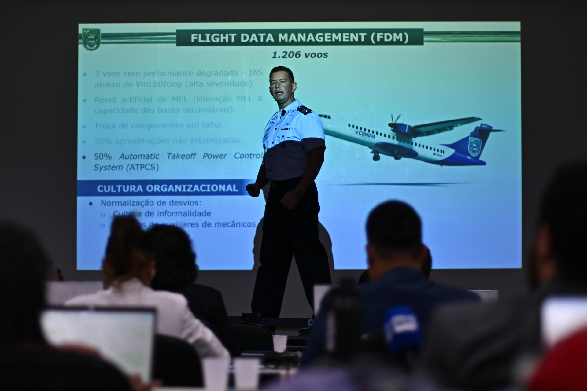 El investigador a cargo del Cenipa, Teniente Coronel Paulo Froes (c), habla durante una rueda de prensa en el Centro de Investigación y Prevención de Accidentes Aeronáuticos (CENIPA) de la Fuerza Aérea, en Brasilia (Brasil). EFE/ Andre Borges