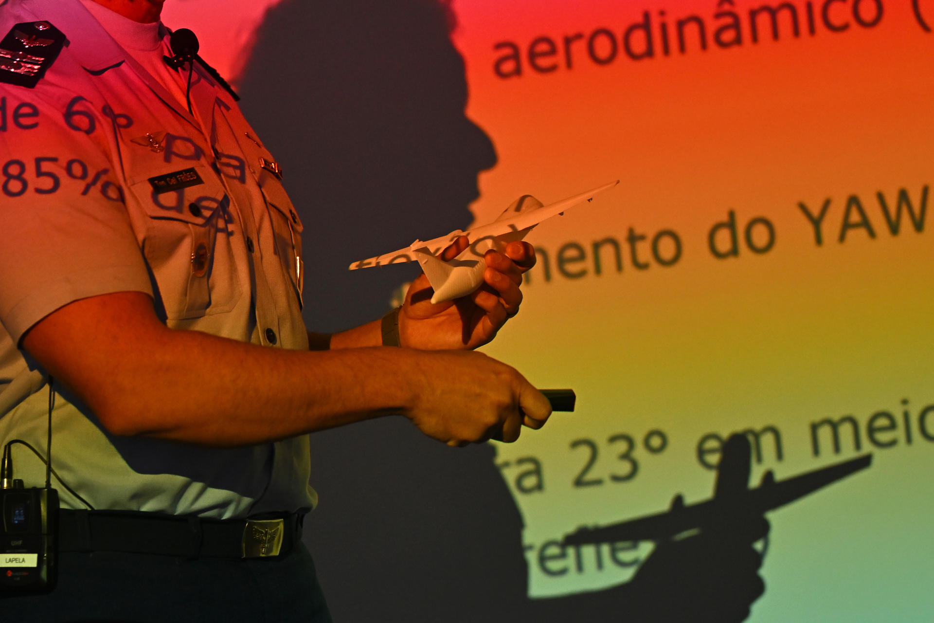 El investigador a cargo del Cenipa, Teniente Coronel Paulo Froes, habla durante una rueda de prensa en el Centro de Investigación y Prevención de Accidentes Aeronáuticos (CENIPA) de la Fuerza Aérea, en Brasilia (Brasil). EFE/ Andre Borges