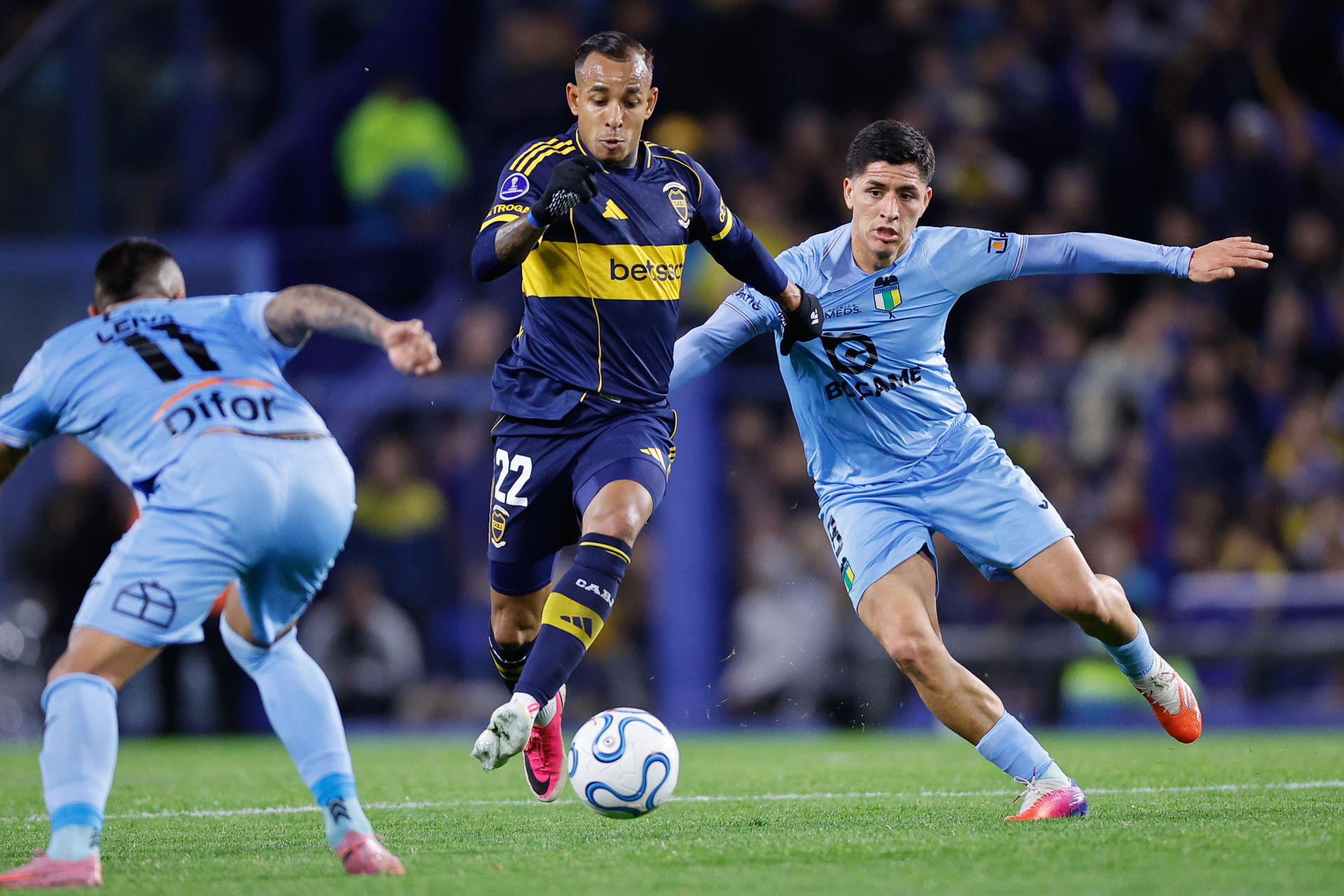Sebastián Villa (c), de Boca Juniors, disputa el balón con Felipe Ogaz (d), de O'Higgins, en un partido de la Copa Sudamericana entre Boca Juniors y O'Higgins en el estadio Alberto José Armando en Buenos Aires (Argentina). EFE/ Juan Ignacio Roncoroni