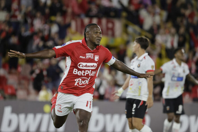 Hugo Rodallega (i), de Santa Fe, celebra un gol en un partido de la Copa Sudamericana entre Santa Fe y Caracas en el estadio El Campín en Bogotá (Colombia). EFE/ Carlos Ortega

