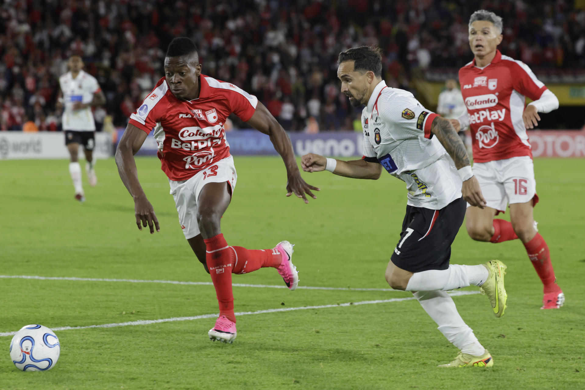 Helibelton Palacios (i), de Santa Fe, disputa un balón con Robert Hernández (2d), de Caracas, en un partido de la Copa Sudamericana entre Santa Fe y Caracas en el estadio El Campín en Bogotá (Colombia). EFE/ Carlos Ortega