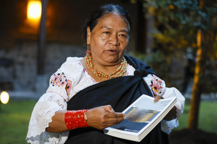 La antropóloga kichwa Estelina Quinatoa Cotacachi, una de las autoras de la obra ‘Metales de los Andes’, habla en una entrevista con EFEen Quito (Ecuador). EFE/ José Jácome
