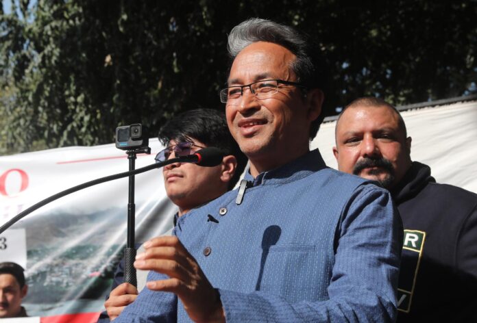 Imagen de archivo de Sonam Wangchuk, ingeniero que trabaja en soluciones de sostenibilidad en el Instituto Himalayan de Ladakh Alternativo, interviene durante una protesta en Nueva Delhi, India, el 15 de febrero de 2023.
EFE/EPA/HARISH TYAGI
