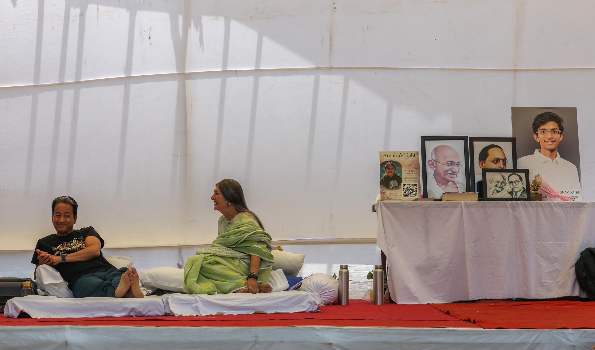 Imagen de archivo de la líder del Partido Comunista de la India CPI (M), Brinda Karat (D), observa mientras al activista Sonam Wangchuk (I), sentado en huelga de hambre indefinida durante la protesta del Partido Janta de la Cucaracha (CJP) en Jantar Mantar en Nueva Delhi, India, el 29 de junio de 2026.
EFE/EPA/RAJAT GUPTA
