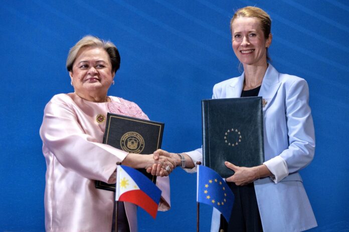 Manila (Filipinas), 23/07/2026.- La Secretaria de Relaciones Exteriores de Filipinas, Theresa Lazaro (izquierda), y la Vicepresidenta de la Comisión Europea, Kaja Kallas (derecha), posan para las fotos tras la firma del Acuerdo de Asociación Reforzada entre Filipinas y la Unión Europea, en el marco de la Reunión de Ministros de Relaciones Exteriores de la ASEAN en el Centro Internacional de Convenciones de Filipinas en Pasay City, Metro Manila, Filipinas, el 24 de julio de 2026.
EFE/EPA/EZRA ACAYAN / POOL
