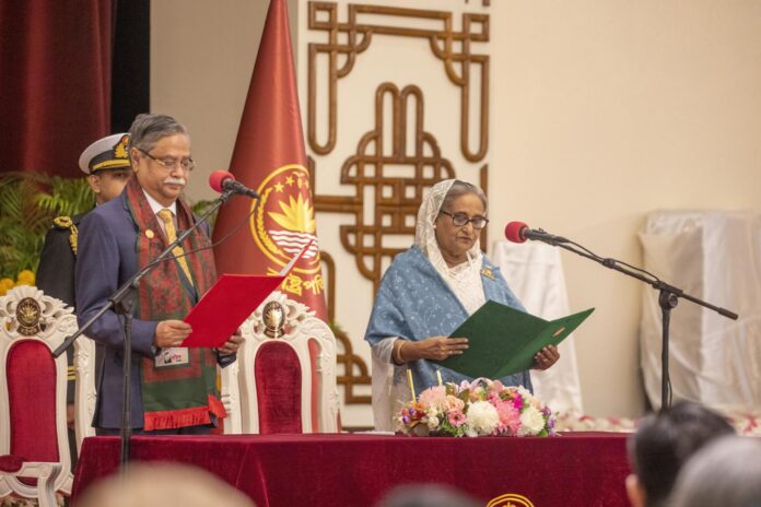 Imagen de archivo del presidente de Bangladesh, Mohammed Shahabuddin (izquierda), junto a la entonces primera ministra Sheikh Hasina (derecha) en Bangabhaban, Daca, Bangladesh, el 11 de enero de 2024. 
EFE/EPA/MONIRUL ALAM
