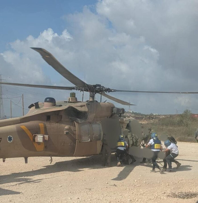Imágenes cedidas por el servicio de emergencia de Israel (MDA) que muestra el traslado en helicóptero de un israelí herido en un ataque de este viernes en Cisjordania ocupada, en el que cuatro palestinos y un israelí murieron durante un tiroteo en la aldea de Tell, al suroeste de Nablus y cerca del asentamiento colono de Havat Gilad. EFE/ MDA - SOLO USO EDITORIAL/SOLO DISPONIBLE PARA ILUSTRAR LA NOTICIA QUE ACOMPAÑA (CRÉDITO OBLIGATORIO) -
