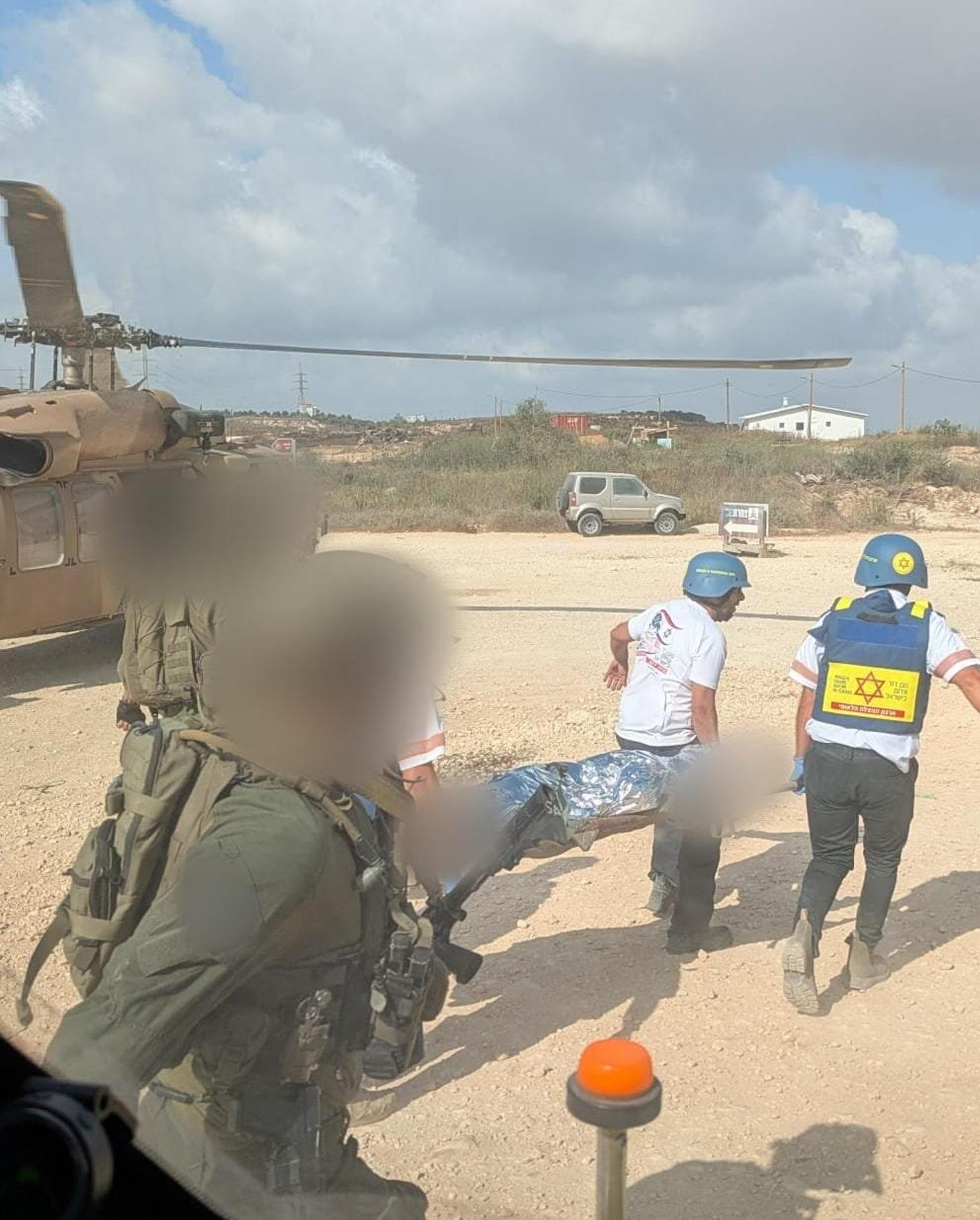 Imágenes cedidas por el servicio de emergencia de Israel (MDA) que muestra el traslado en helicóptero de un israelí herido en un ataque de este viernes en Cisjordania ocupada, en el que cuatro palestinos y un israelí murieron durante un tiroteo en la aldea de Tell, al suroeste de Nablus y cerca del asentamiento colono de Havat Gilad. EFE/ MDA - SOLO USO EDITORIAL/SOLO DISPONIBLE PARA ILUSTRAR LA NOTICIA QUE ACOMPAÑA (CRÉDITO OBLIGATORIO) -

