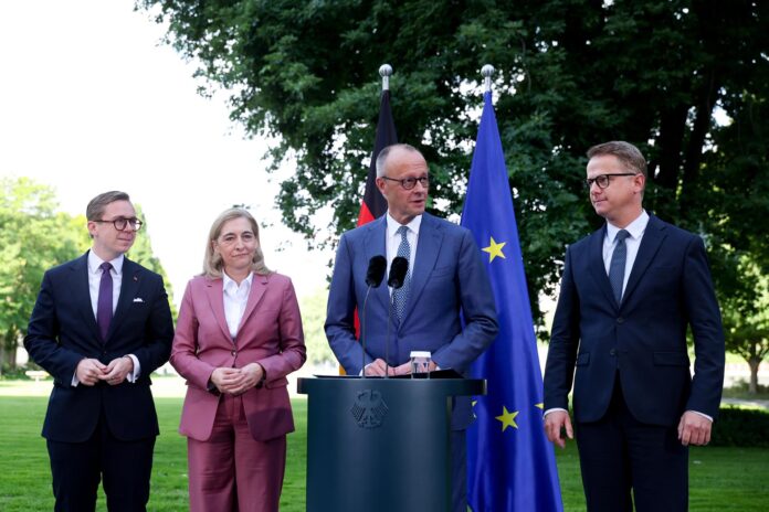 El canciller alemán, Friedrich Merz, en rueda de prensa junto a Philipp Amthor (izquierda), Nina Warken (segunda por la izquierda) y Carsten Linnemann (derecha). EFE/EPA/FILIP SINGER
