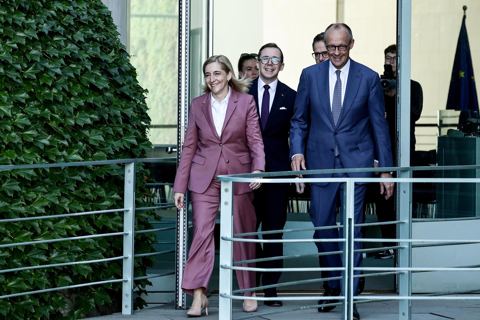 El canciller alemán, Friedrch Merz, y su equipo llega a la rueda de prensa para dar a conocer los cambios en el Gobierno alemán. EFE/EPA/FILIP SINGER
