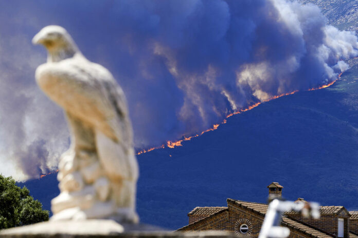 Imagen del incendio registrado en Burgohondo (centro de España), uno de los múltiples fuegos forestales que asolan el país este verano. EFE/Raúl Sanchidrián
