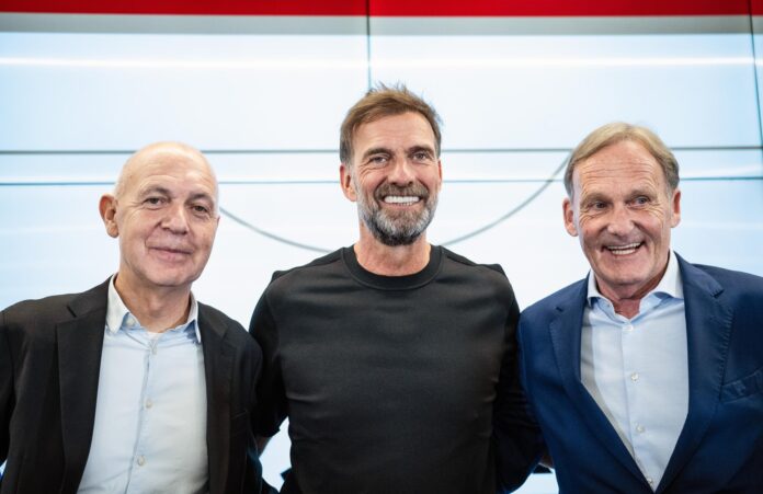 El técnico Jürgen Klopp (c), durante su presentación este viernes como nuevo seleccionador de Alemania. Junto a él, el presidente y el vicepresidente de la Federación de Alemania, Bernd Neuendorf (iz), y Hans-Joachim Watzke. EFE/EPA/Hannes Albert
