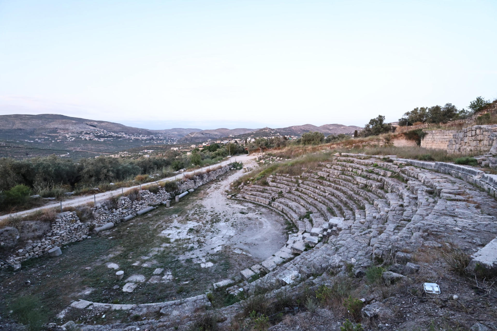 SEBASTIA (GAZA Y CISJORDANIA), 19/07/2026.- Vista del teatro romano con la localidad de Sebastia al fondo, una de las treinta candidaturas que evalúa la Unesco en Corea del Sur con motivo de la 48.ª reunión del Comité del Patrimonio Mundial, entre ellas de España, Brasil, Grecia, Francia y Palestina, tratada con carácter de urgencia ante la amenaza de ocupación israelí.
EFE/ Ministry Of Tourism And Antiquities (MoTA) SÓLO USO EDITORIAL / SÓLO DISPONIBLE PARA ILUSTRAR LA NOTICIA QUE ACOMPAÑA (CRÉDITO OBLIGATORIO)