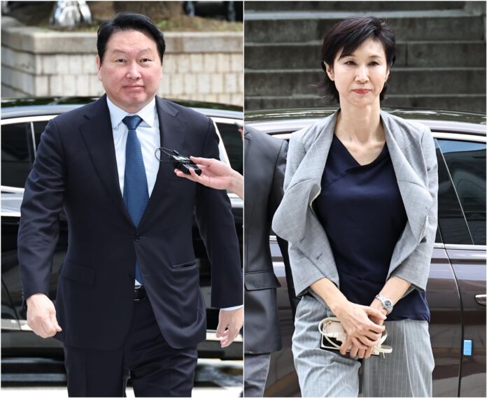 Foto de archivo, fechada el 26 de junio de 2026, muestra al presidente del Grupo SK, Chey Tae-won (izq.), y a su exesposa, Roh Soh-yeong, llegando al Tribunal Superior de Seúl, en Seúl, Corea del Sur.
EFE/EPA/YONHAP SOUTH KOREA OUT COMBO
