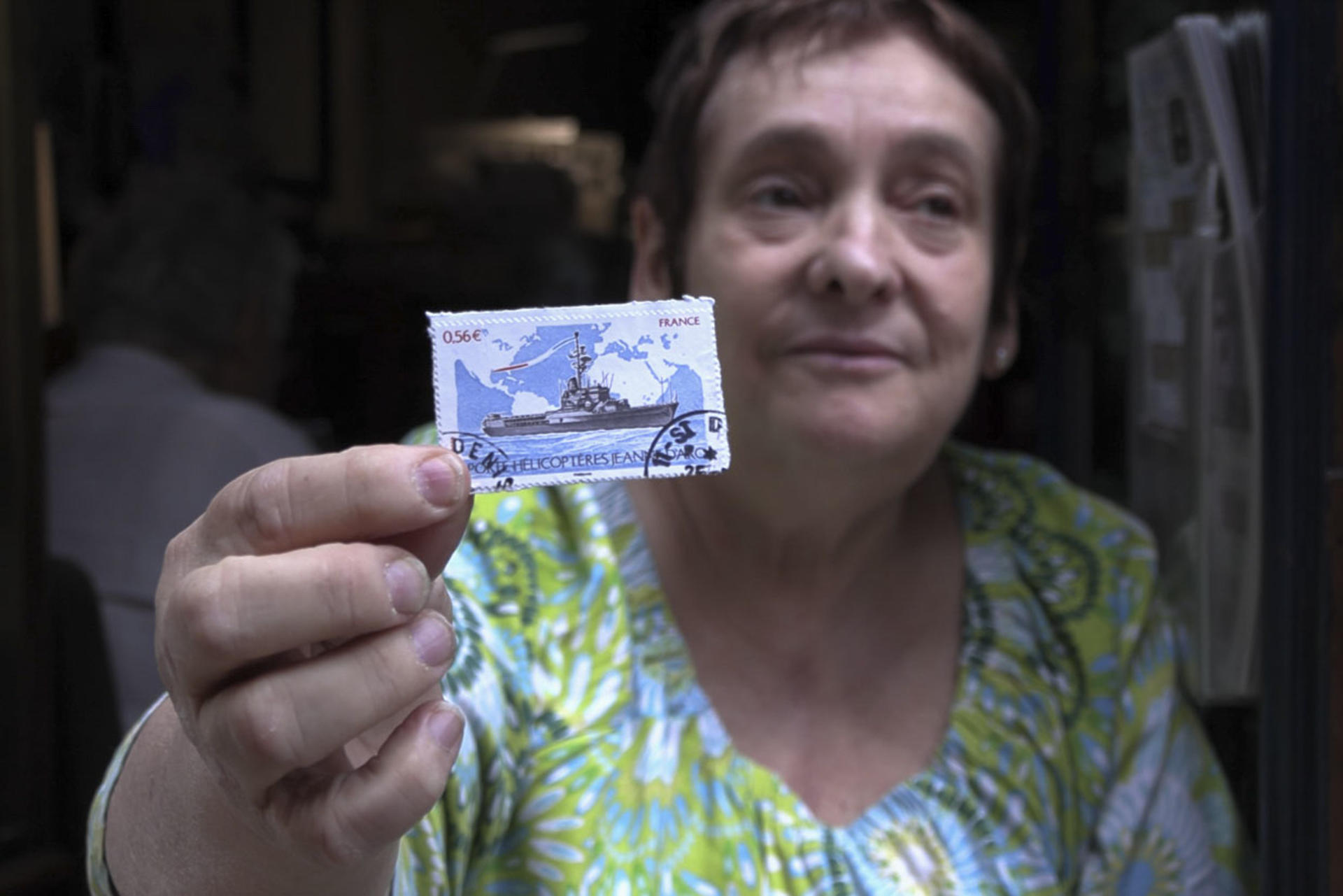 Catherine, quien regenta el local 'Filatelia Marigny', muestra un sello en venta.-EFE/ Pol Lloberas