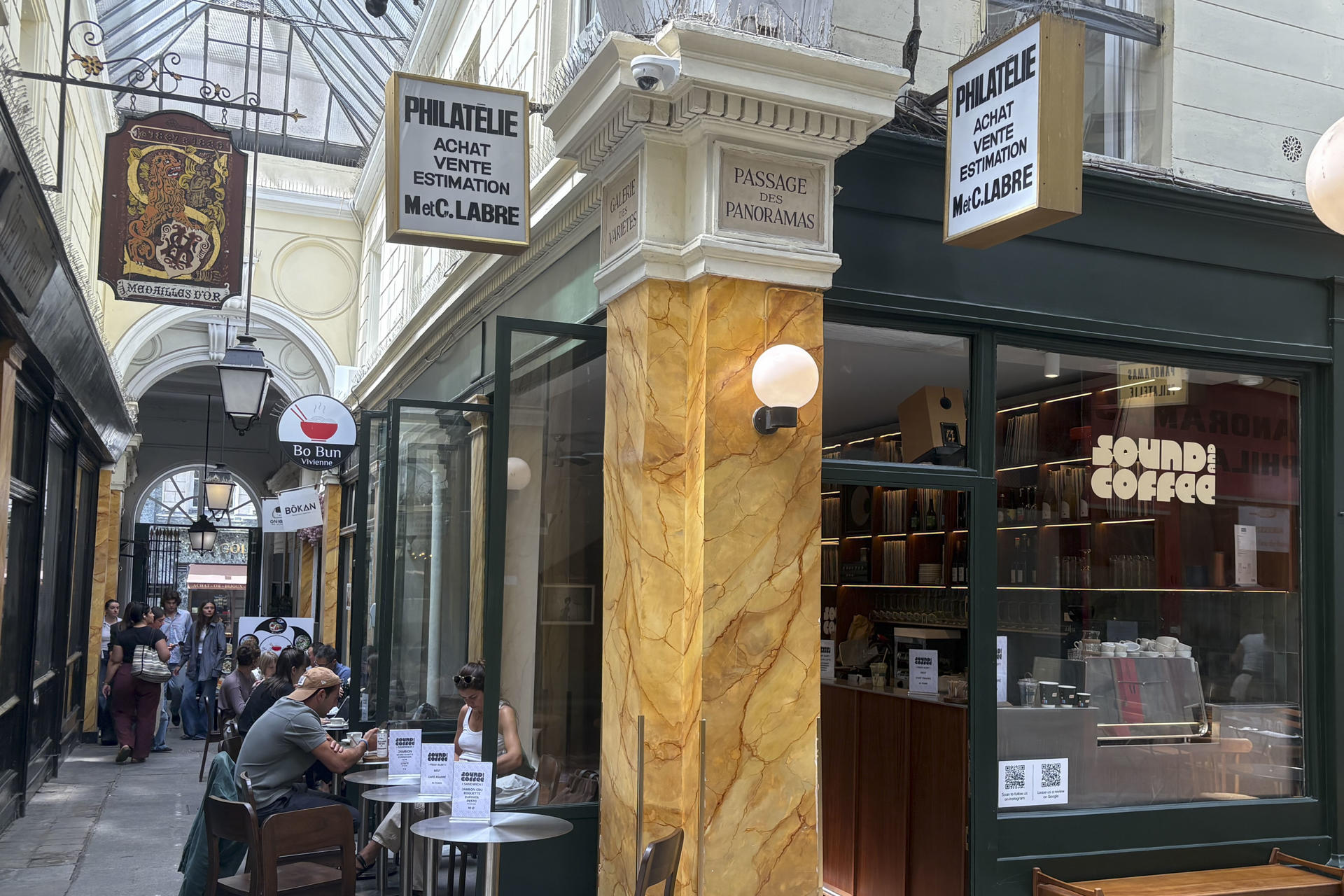 Cafetería de especialidad en el pasaje de los Panoramas, en el local de una antigua tienda de compraventa de sellos.-EFE/ Pol Lloberas