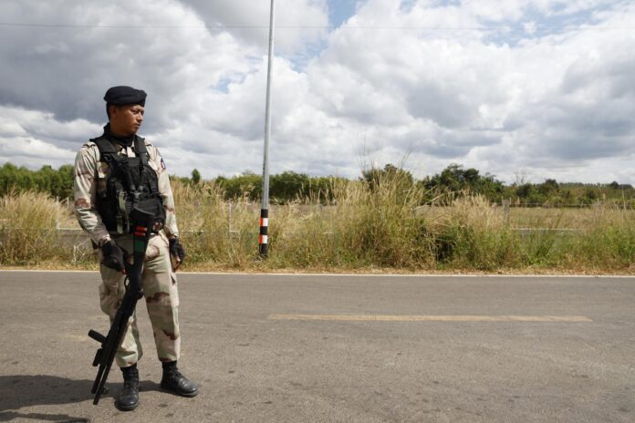Imagen de archivo de un efectivo armado de las fuerzas de seguridad de Tailandia durante enfrentamientos con Camboya en el distrito de Phanom Dong Rak, perteneciente a la provincia de Surin, el 12 de diciembre de 2025. EFE/EPA/RUNGROJ YONGRIT
