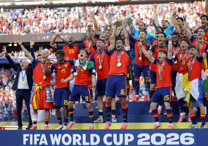 España celebra la Copa del Mundial 2026 tras vencer en la final a Argentina. EFE/EPA/CHRISTOPHER NEUNDORF
