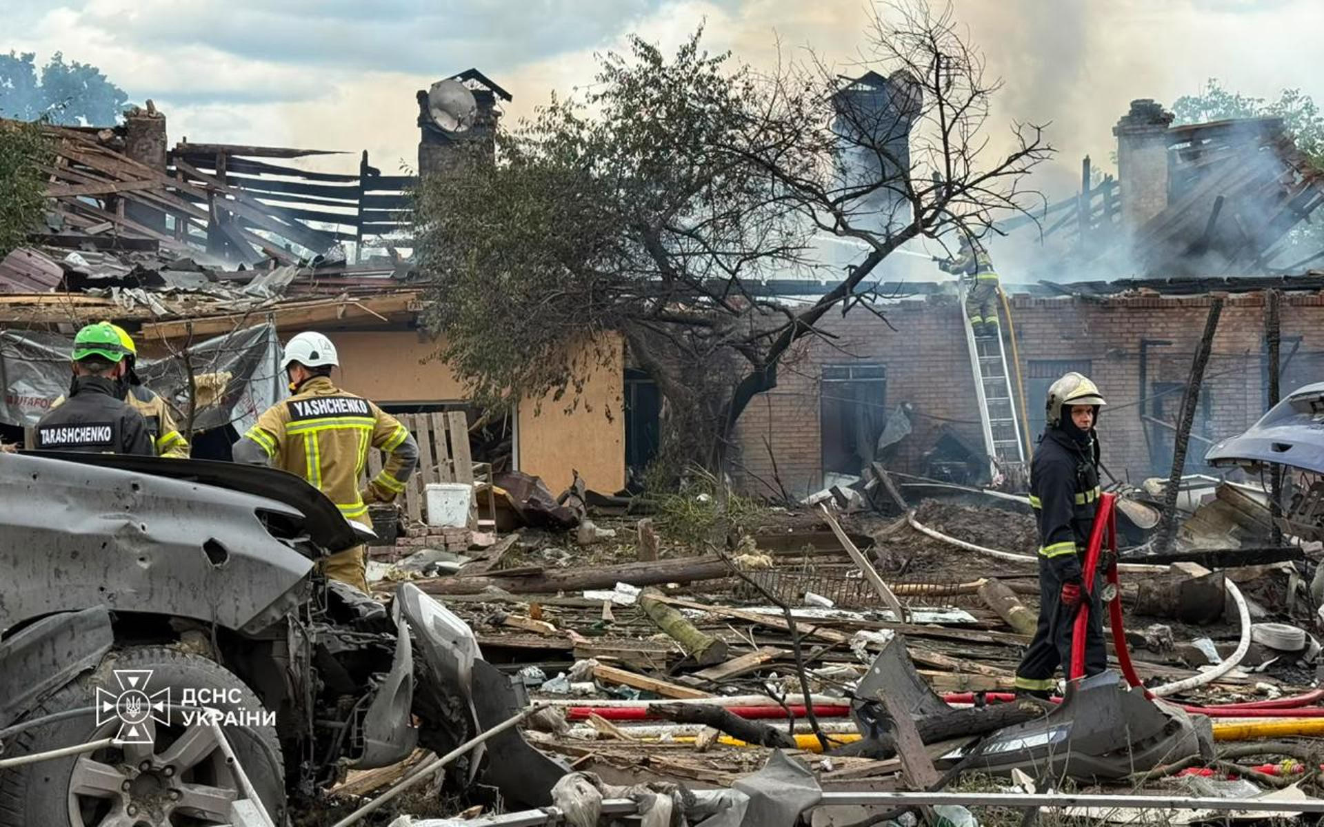- Al menos seis personas murieron en un ataque ruso con misiles llevado a cabo a plena luz del día este viernes contra la región de Kiev, según informó el presidente ucraniano, Volodímir Zelenski, en su cuenta de X. EFE/ Servicios de emergencias ucranianas  - SOLO USO EDITORIAL/SOLO DISPONIBLE PARA ILUSTRAR LA NOTICIA QUE ACOMPAÑA (CRÉDITO OBLIGATORIO) -
