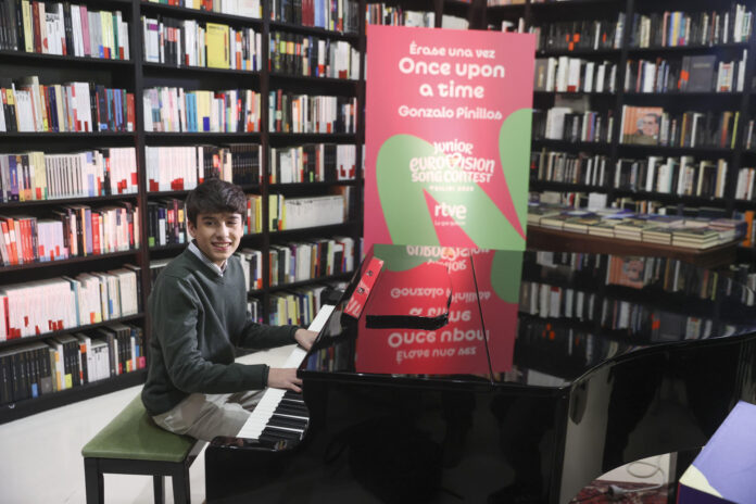 FOTO ARCHIVO. El representante de España en Eurovisión Junior 2025, Gonzalo Pinillos, actúa este miércoles durante un encuentro con medios, días antes de su participación en la 23º edición de Eurovisión Junior en Tiflis, Georgia, el próximo 13 de diciembre. EFE/Víctor Lerena
