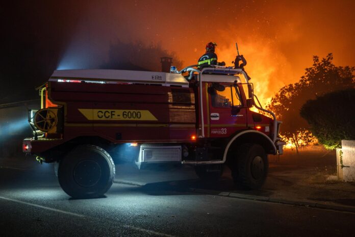 Una fotografía facilitada por el Sdis33 (Servicio Departamental de Bomberos y Rescate de Gironda) muestra a un equipo de bomberos desplegándose para combatir un incendio forestal que se propaga en Lège-Cap-Ferret, en el suroeste de Francia. EFE/EPA/SDIS33 / DAMIEN REMBERT HANDOUT HANDOUT EDITORIAL USE ONLY/NO SALES
