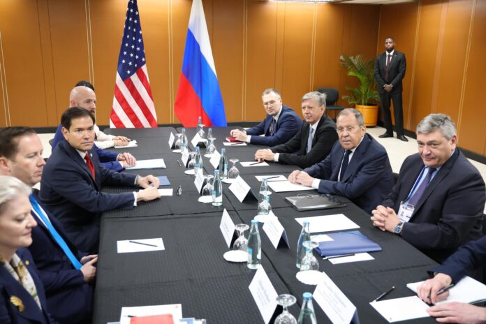 Una foto de mano disponible a través del servicio de prensa del Ministerio de Asuntos Exteriores ruso muestra al Ministro de Asuntos Exteriores ruso Sergey Lavrov (2-D) asistiendo a una reunión con el Secretario de Estado de EE. UU. Marco Rubio (3-I) al margen de la Reunión de Ministros de Asuntos Exteriores de la Asociación de Naciones del Sudeste Asiático (ASEAN) en Pasay, Metro Manila, Filipinas, el 23 de julio de 2026. (Filipinas) EFE/EPA/SERVICIO DE PRENSA DEL MINISTERIO DE ASUNTOS EXTERIORES RUSO/DE MANO DE MANO SOLO USO EDITORIAL/SIN VENTAS
