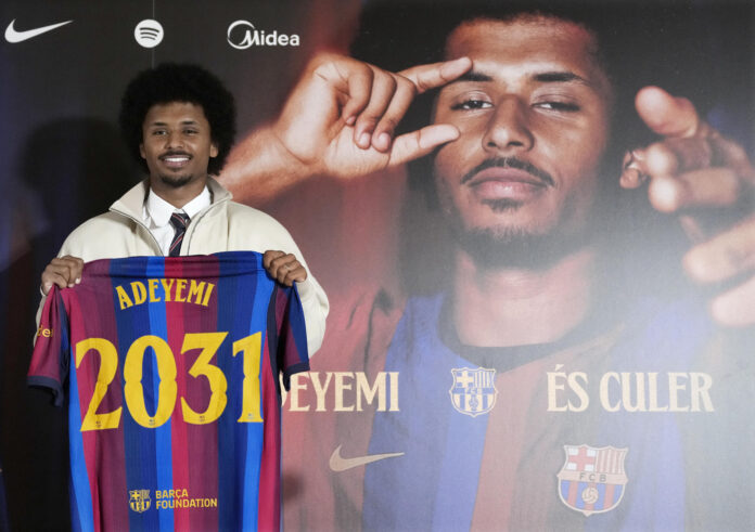 Karim Adeyemi, nuevo jugador del FC Barcelona, durante su presentación este jueves. EFE/ Enric Fontcuberta
