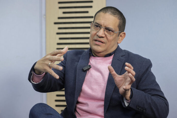 Miguel Ángel Rodríguez Moreno, uno de los ocho hijos de Miguel Rodríguez Orejuela, uno de los fundadores del cartel de Cali, una de las organizaciones narcotraficantes más poderosas del mundo, habla en una entrevista con EFE en la que rechaza el estigma que arrastra su apellido, este martes en Bogotá (Colombia). EFE/ Carlos Ortega
