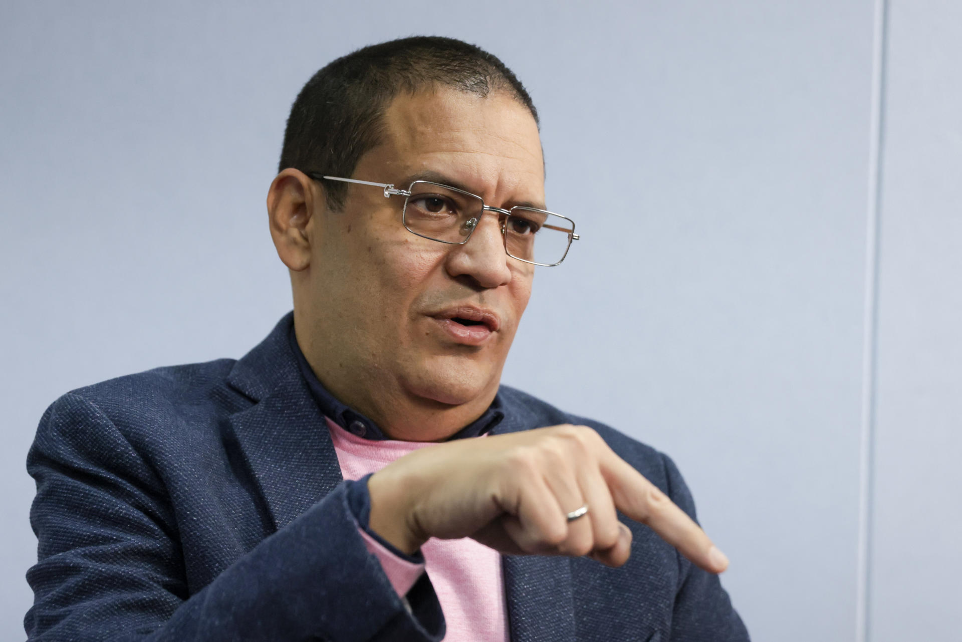Miguel Ángel Rodríguez Moreno, uno de los ocho hijos de Miguel Rodríguez Orejuela, uno de los fundadores del cartel de Cali, una de las organizaciones narcotraficantes más poderosas del mundo, habla en una entrevista con EFE en la que rechaza el estigma que arrastra su apellido, este martes en Bogotá (Colombia). EFE/ Carlos Ortega

