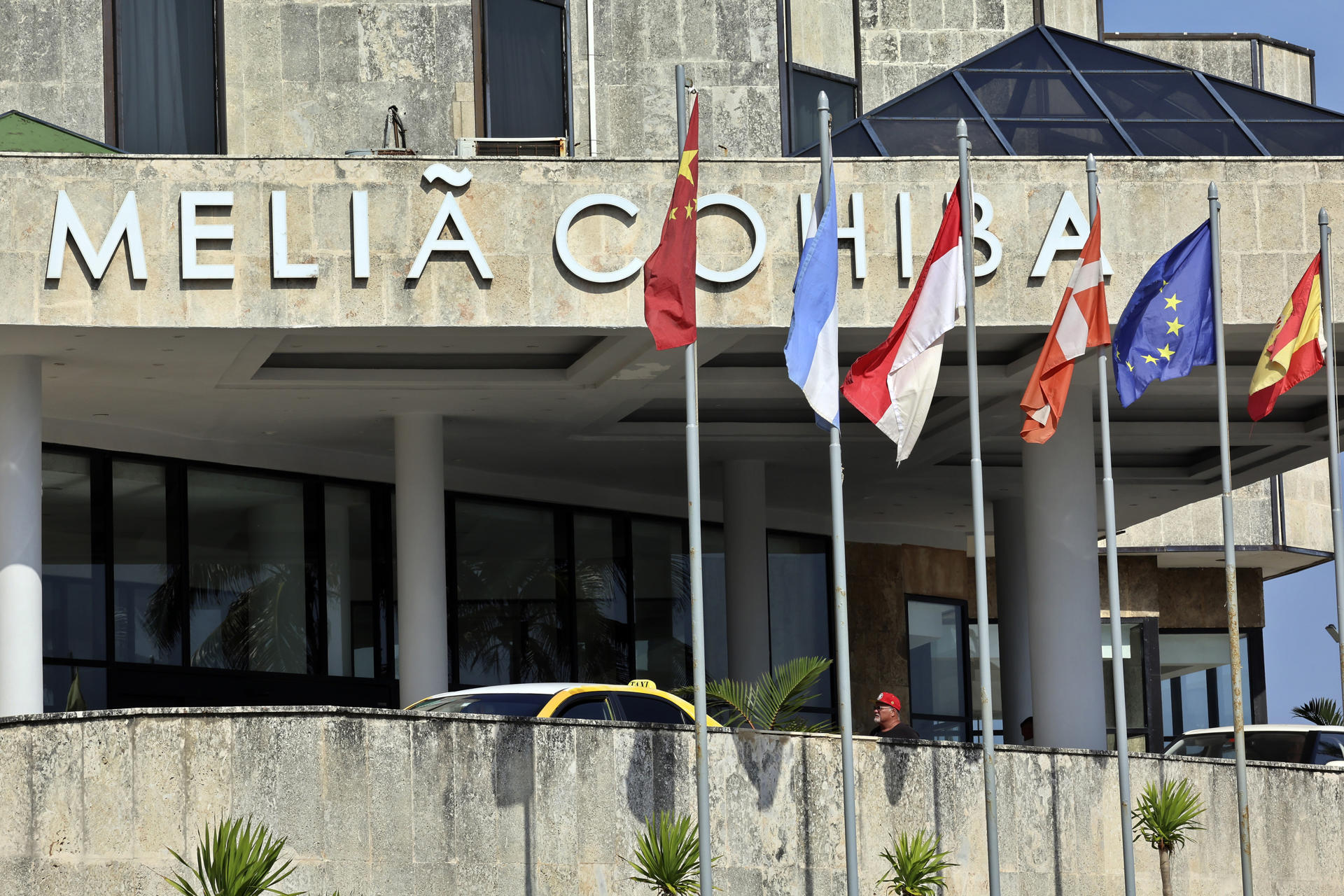 Fotografía que muestra el exterior de un hotel de la cadena hotelera española Meliá este pasado martes, en La Habana (Cuba). EFE/ Ernesto Mastrascusa
