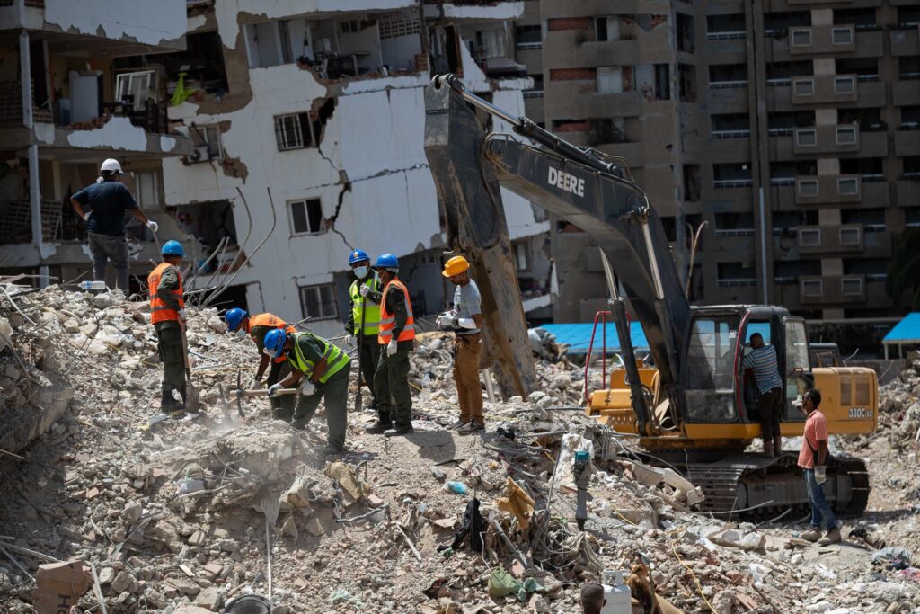 Personas realizan labores de rescate en una zona afectada por los terremotos del pasado 24 de junio, este pasado miércoles, en La Guaira (Venezuela). EFE/ Ronald Peña R
