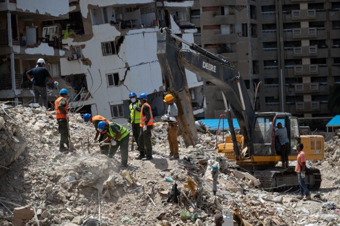 Personas realizan labores de rescate en una zona afectada por los terremotos del pasado 24 de junio, este pasado miércoles, en La Guaira (Venezuela). EFE/ Ronald Peña R
