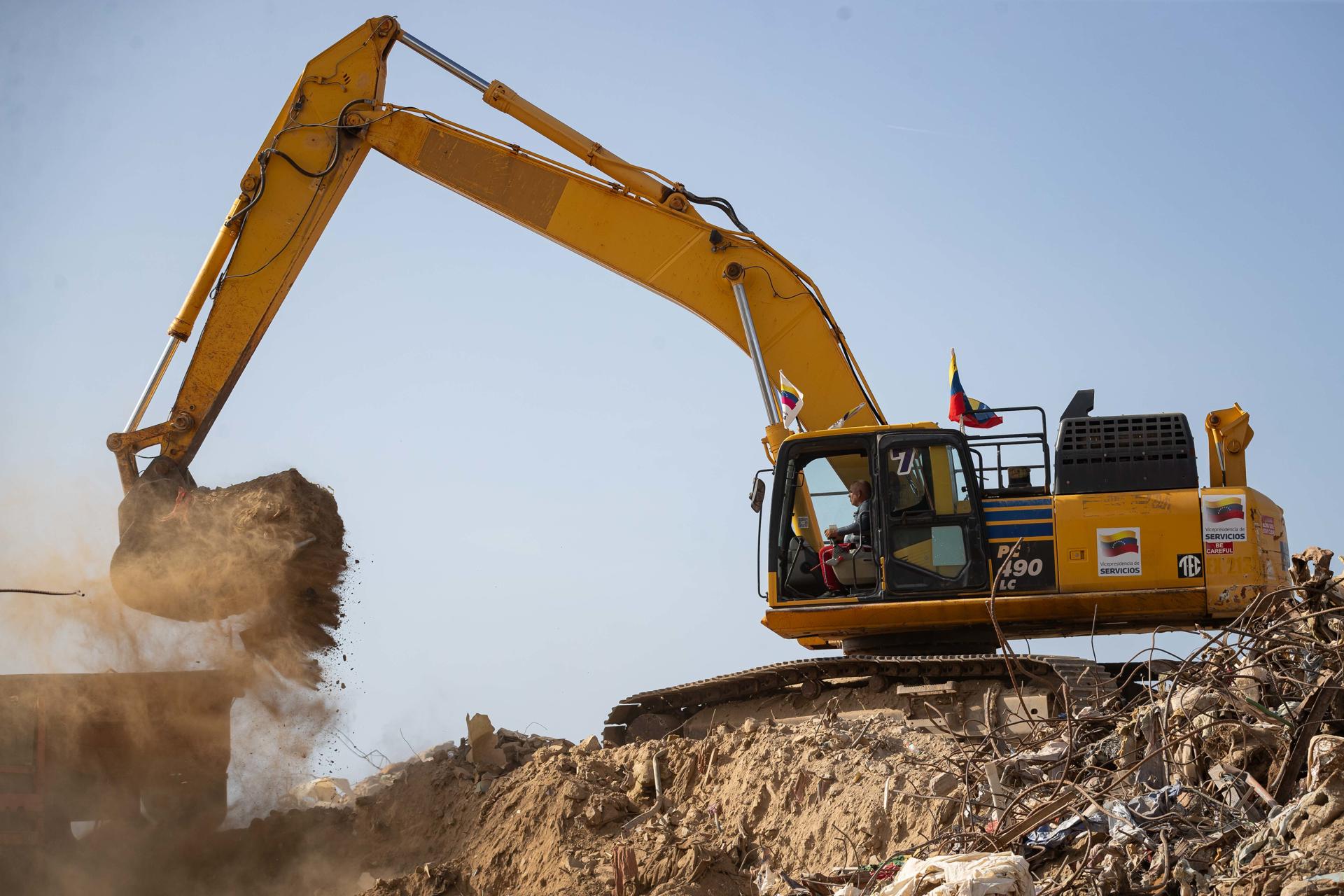 Fotografía que muestra una retroexcavadora removiendo escombros en una zona afectada por los terremotos del pasado 24 de junio, este miércoles, en La Guaira (Venezuela). EFE/ Ronald Peña R