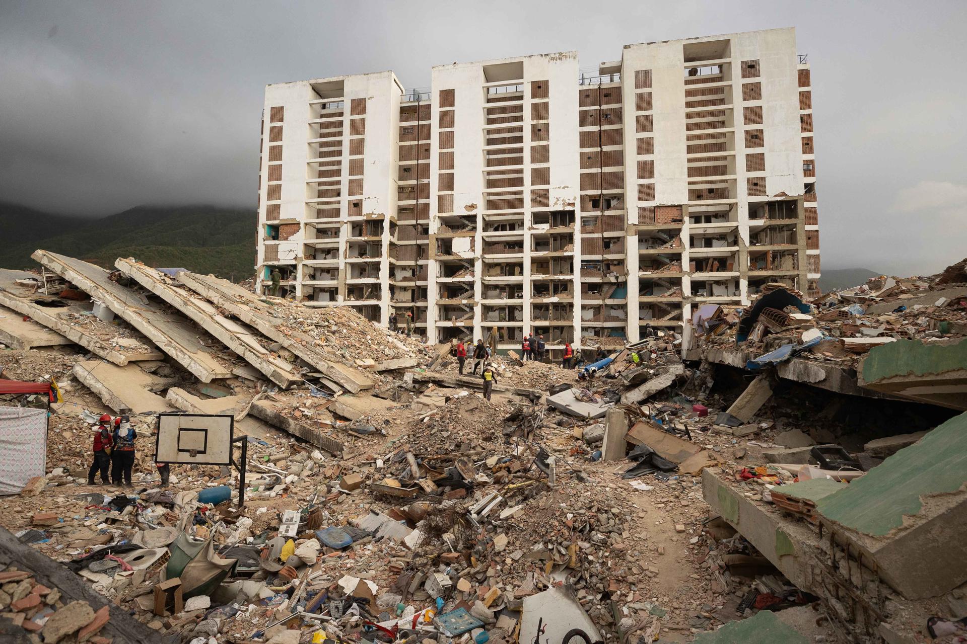 Fotografía que muestra un edificio afectado por los terremotos del pasado 24 de junio, este miércoles, en La Guaira (Venezuela). EFE/ Ronald Peña R