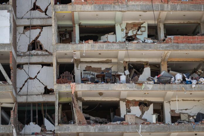 Fotografía que muestra un edificio afectado por los terremotos del pasado 24 de junio, este miércoles, en Catia La Mar (Venezuela). EFE/ Ronald Peña R
