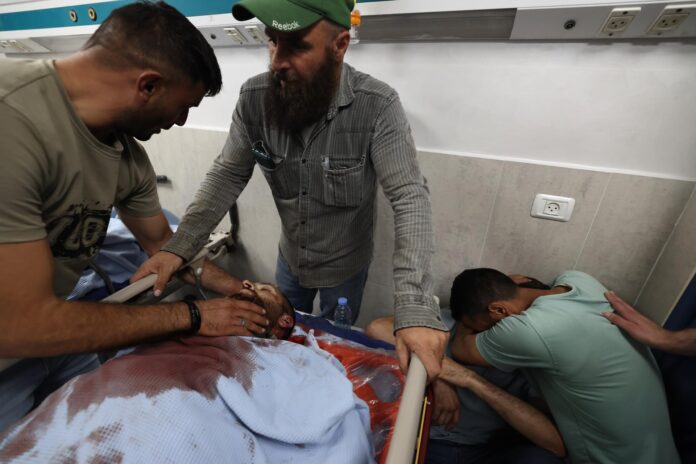 Familiares de palestinos fallecidos durante enfrentamientos con colonos israelíes, de luto en el hospital de Nablus en la ciudad cisjordana de Nablus, 24 de julio de 2026. Según el Ministerio de Salud palestino, al menos cuatro palestinos murieron y hasta cuatro resultaron heridos. Las FDI se desplegaron y han informado de al menos 3 bajas civiles israelíes y un muerto. EFE/EPA/ALAA BADARNEH -- ATENCIÓN EDITORES: CONTENIDO GRÁFICO --
