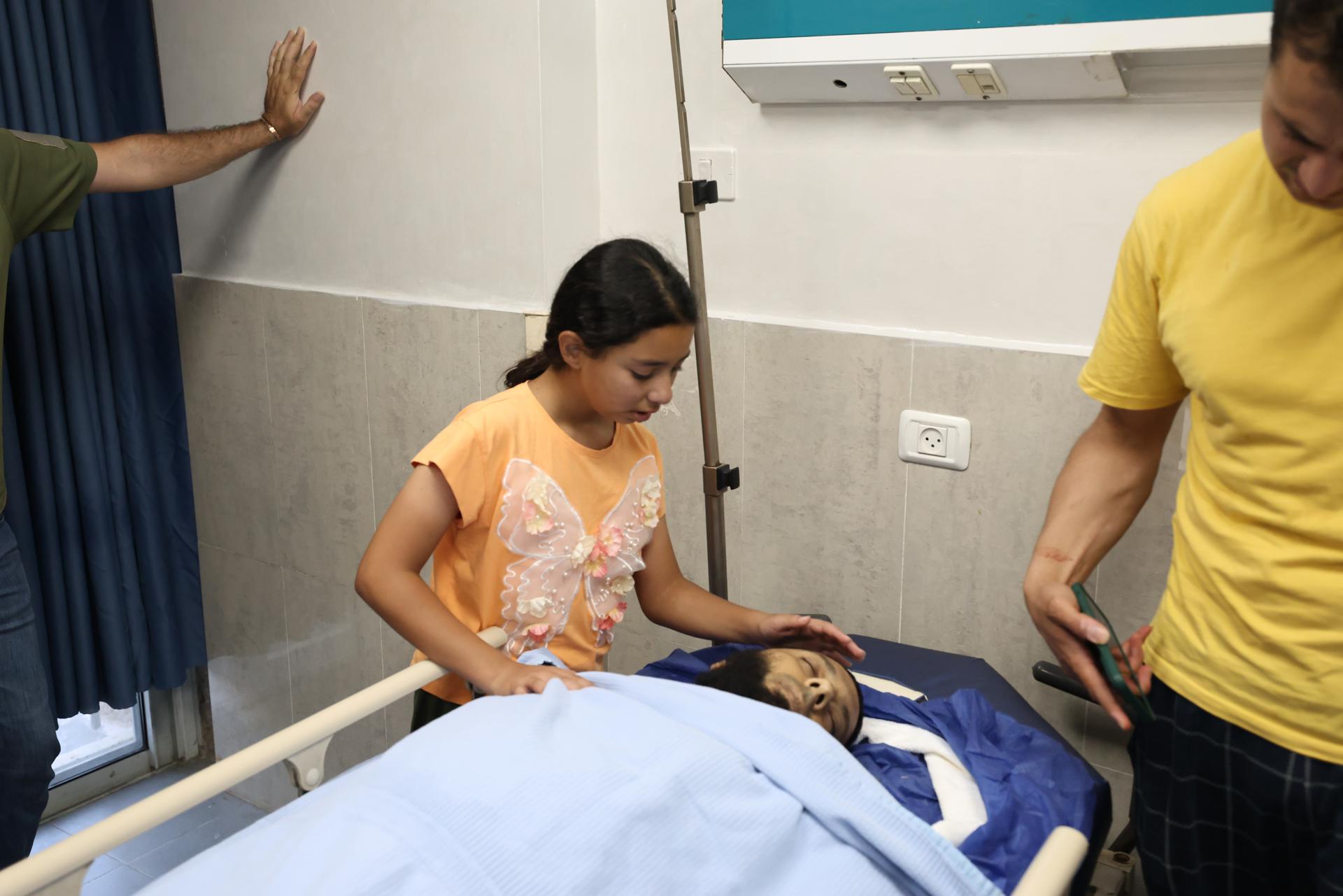 Familiares de palestinos fallecidos durante enfrentamientos con colonos israelíes hacen el duelo en el hospital de Naplusa, en la ciudad cisjordana de Naplusa, el 24 de julio de 2026. Según el Ministerio de Salud palestino, al menos cuatro palestinos murieron y hasta cuatro resultaron heridos. Las FDI se desplegaron y han informado de al menos 3 bajas civiles israelíes y un muerto. EFE/EPA/ALAA BADARNEH

