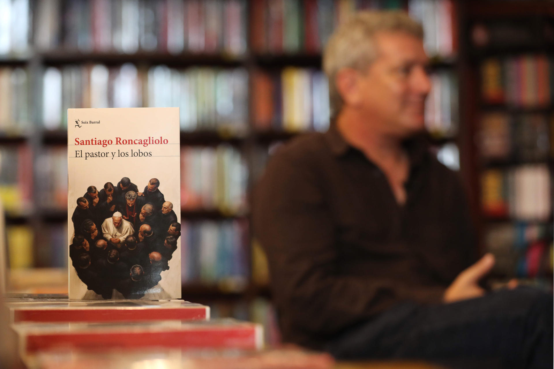 Fotografía que muestra el libro 'El pastor y los lobos' (Planeta, 2026) del escritor peruano Santiago Roncagliolo este lunes, en Lima (Perú). EFE/Paolo Aguilar