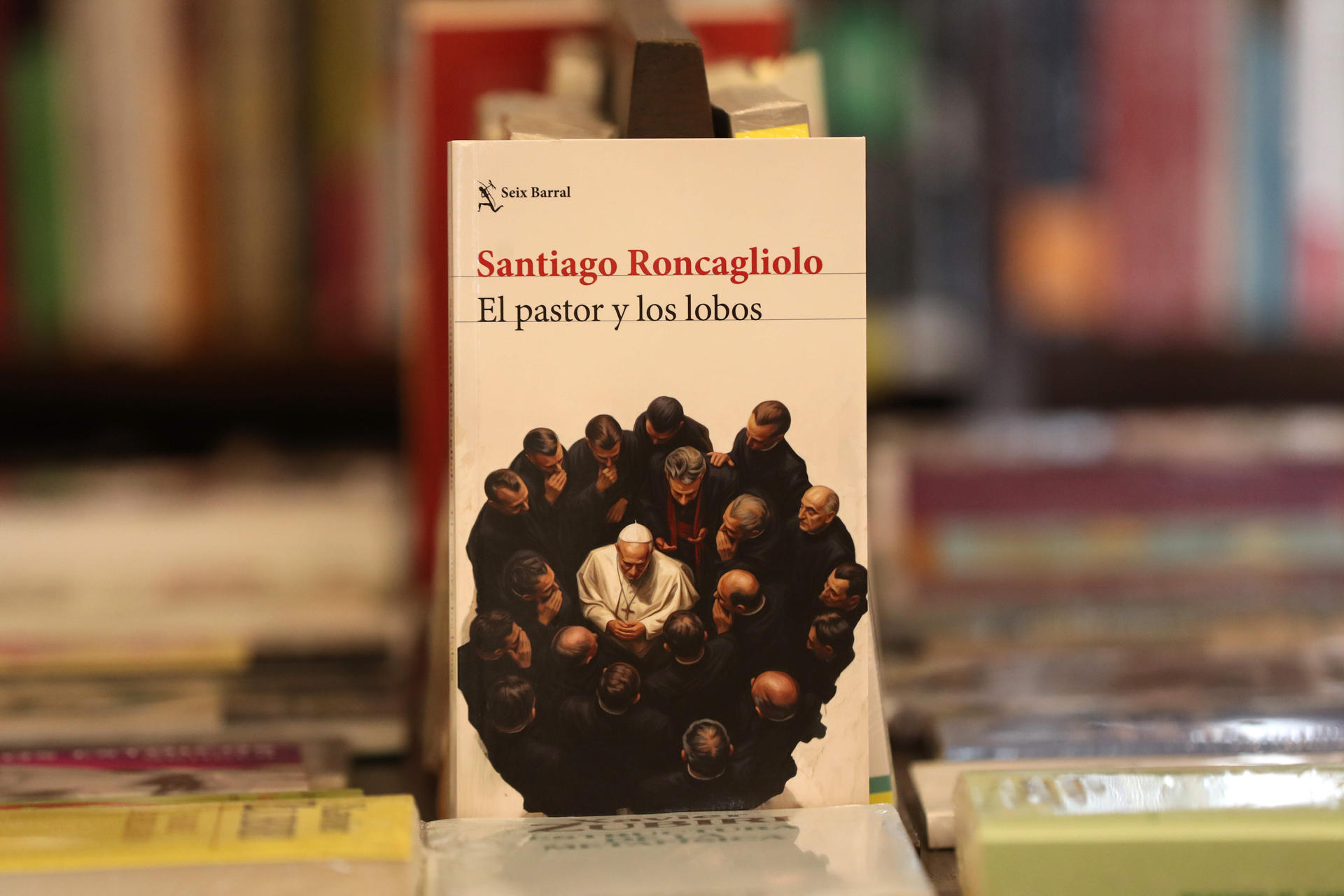 Fotografía que muestra el libro 'El pastor y los lobos' (Planeta, 2026) del escritor peruano Santiago Roncagliolo este lunes, en Lima (Perú). EFE/Paolo Aguilar