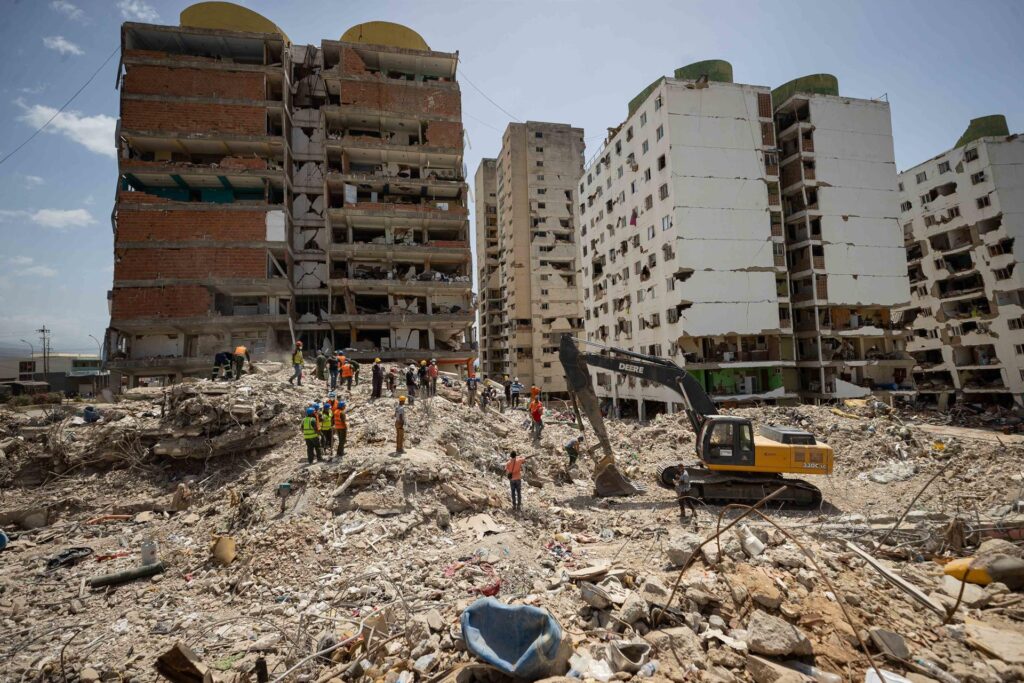 Personas realizan labores de rescate en una zona afectada por los terremotos del pasado 24 de junio, en Catia La Mar (Venezuela). EFE/ Ronald Peña R
