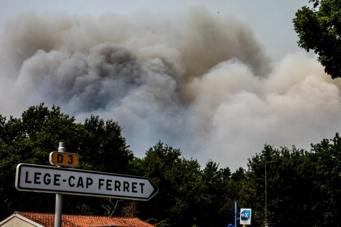 El humo se eleva sobre un bosque de pinos durante un incendio forestal que se propaga en Cap Ferret, en Lège-Cap-Ferret, en el suroeste de Francia. EFE/EPA/JULIEN REGUL

