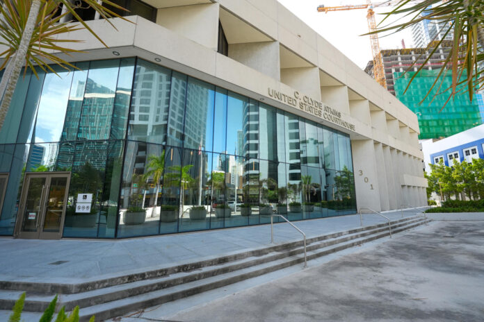 Fotografía de la fachada del edificio de Justicia C. Clyde Atkins donde se lleva a cabo el juicio del exministro venezolano y empresario colombiano Alex Saab este viernes, en Miami, Florida (EE.UU.). EFE/Alberto Boal
