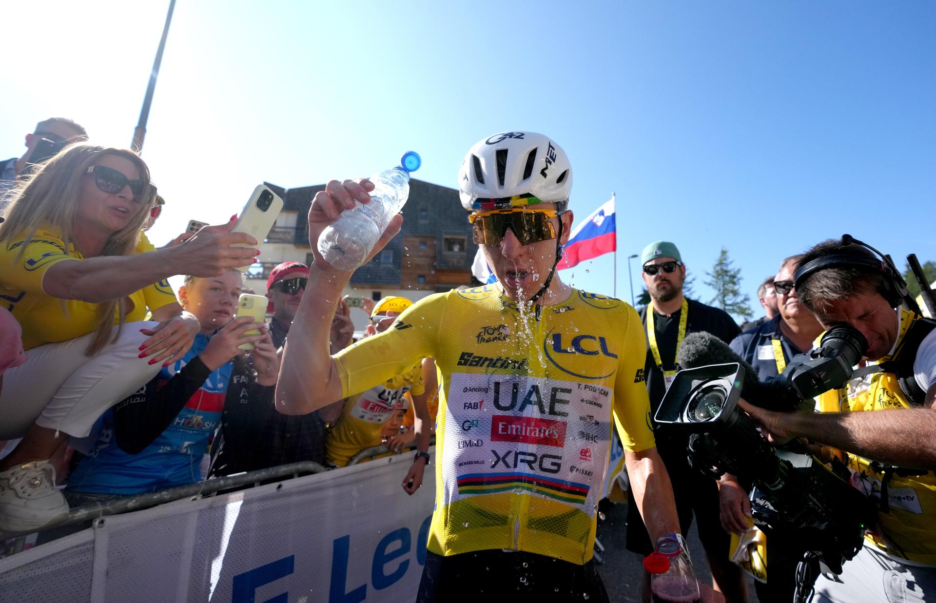 El esloveno Tadej Pogacar del UAE Team Emirates XRG se refresca con agua en su cabeza en la meta después de ganar la etapa 19 del Tour de Francia de 127.9km desde Gap al Alpe d'Huez. (Ciclismo, Francia) EFE/EPA/THIBAULT CAMUS / POOL
