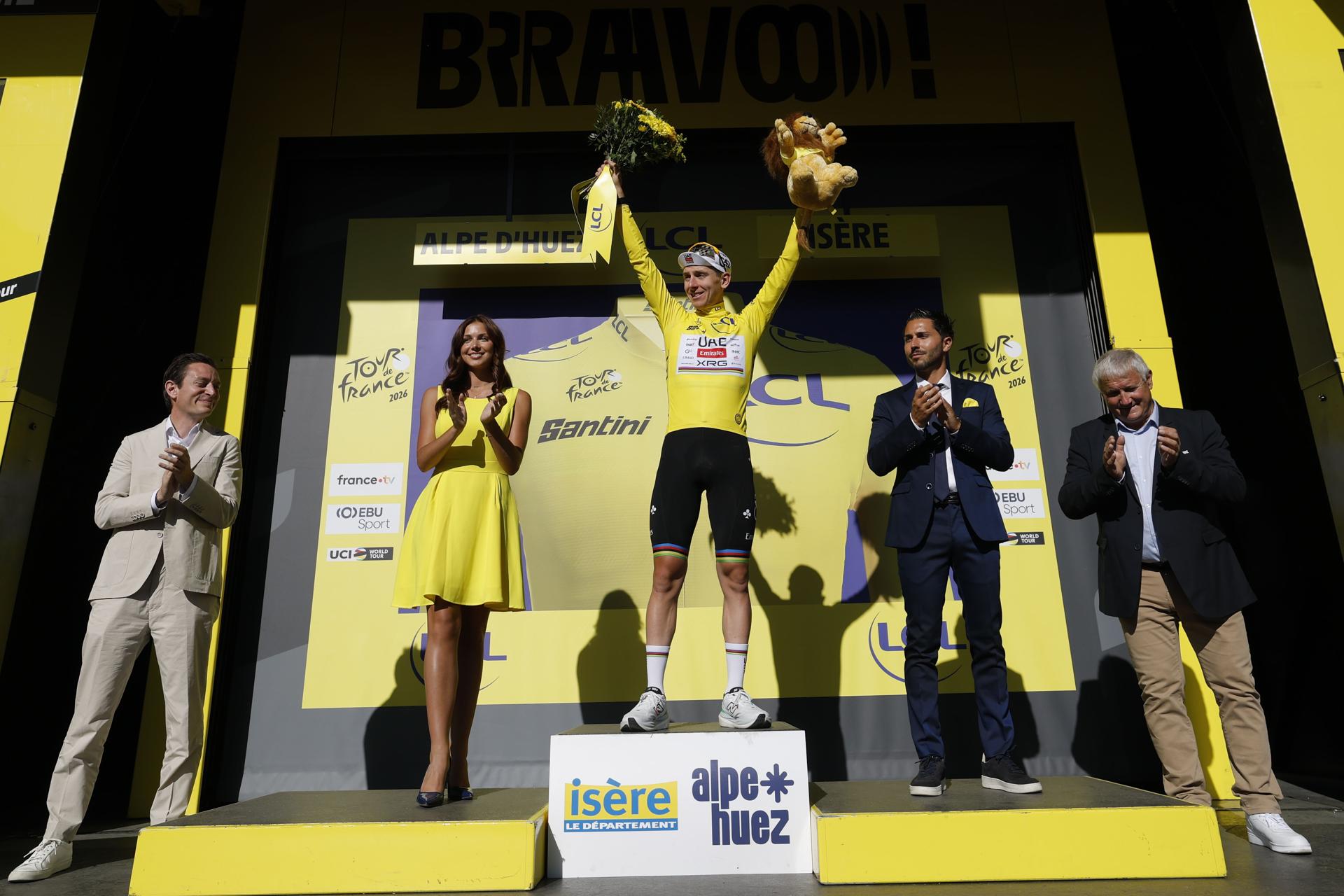 El ciclista esloveno Tadej Pogacar del UAE Team Emirates XRG celebra en el podio con el jersey amarillo de líder del Tour de Francia tras ganar la etapa 19, de 127.9km desde Gap al Alpe d'Huez. (Ciclismo, Francia) EFE/EPA/GUILLAUME HORCAJUELO
