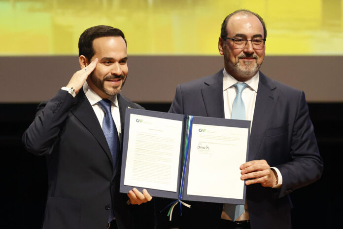 El presidente electo de Colombia, Abelardo de la Espriella (i), posa junto al presidente ejecutivo del Banco de Desarrollo de América Latina (CAF), Sergio Díaz-Granados, durante el evento 'CAF, un aliado estratégico de Colombia 2026-2030' este viernes, en Medellín (Colombia). EFE/ Mauricio Dueñas Castañeda
