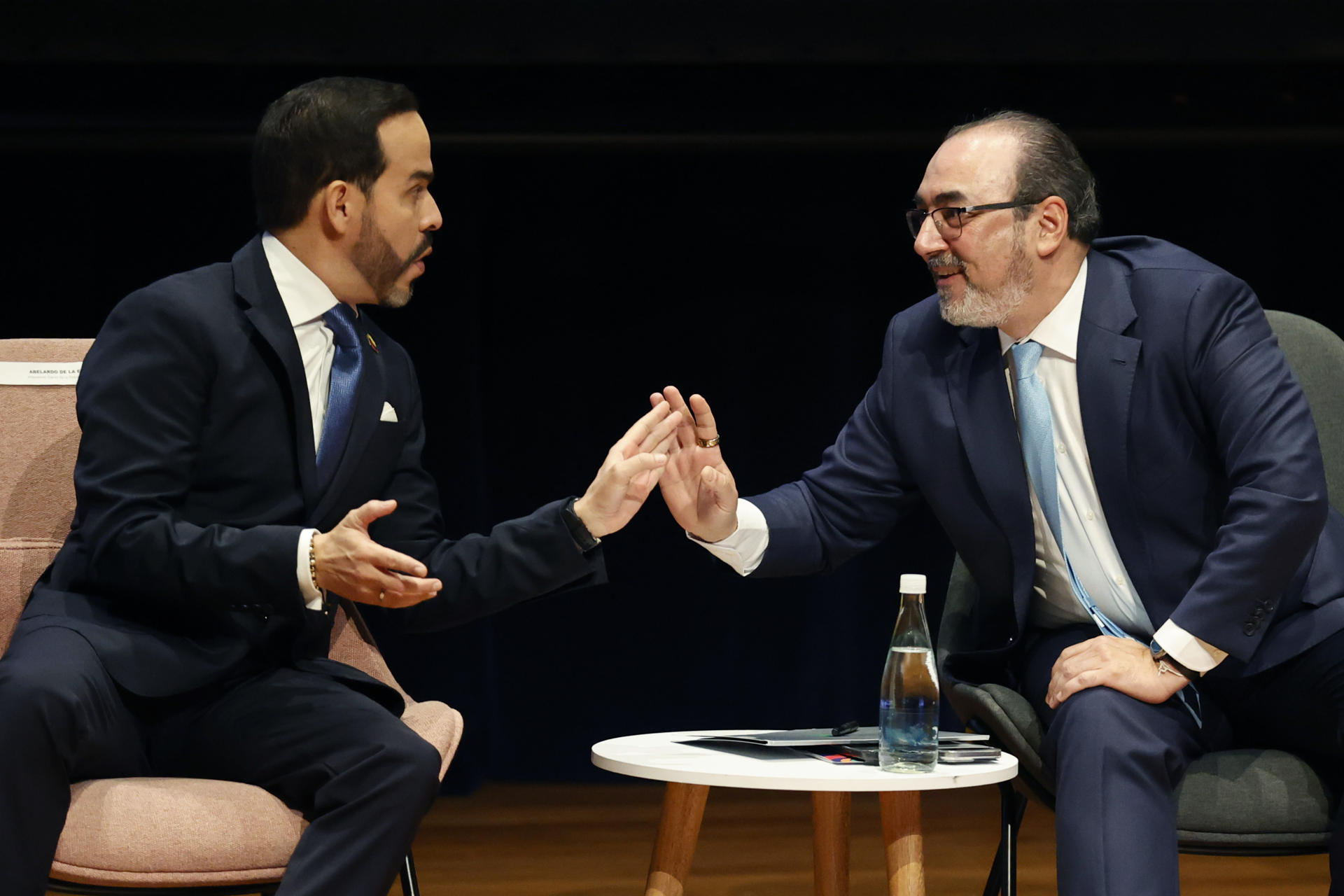 El presidente electo de Colombia, Abelardo de la Espriella (i), saluda al presidente ejecutivo del Banco de Desarrollo de América Latina (CAF), Sergio Díaz-Granados, durante el evento 'CAF, un aliado estratégico de Colombia 2026-2030' este viernes, en Medellín (Colombia). EFE/ Mauricio Dueñas Castañeda
