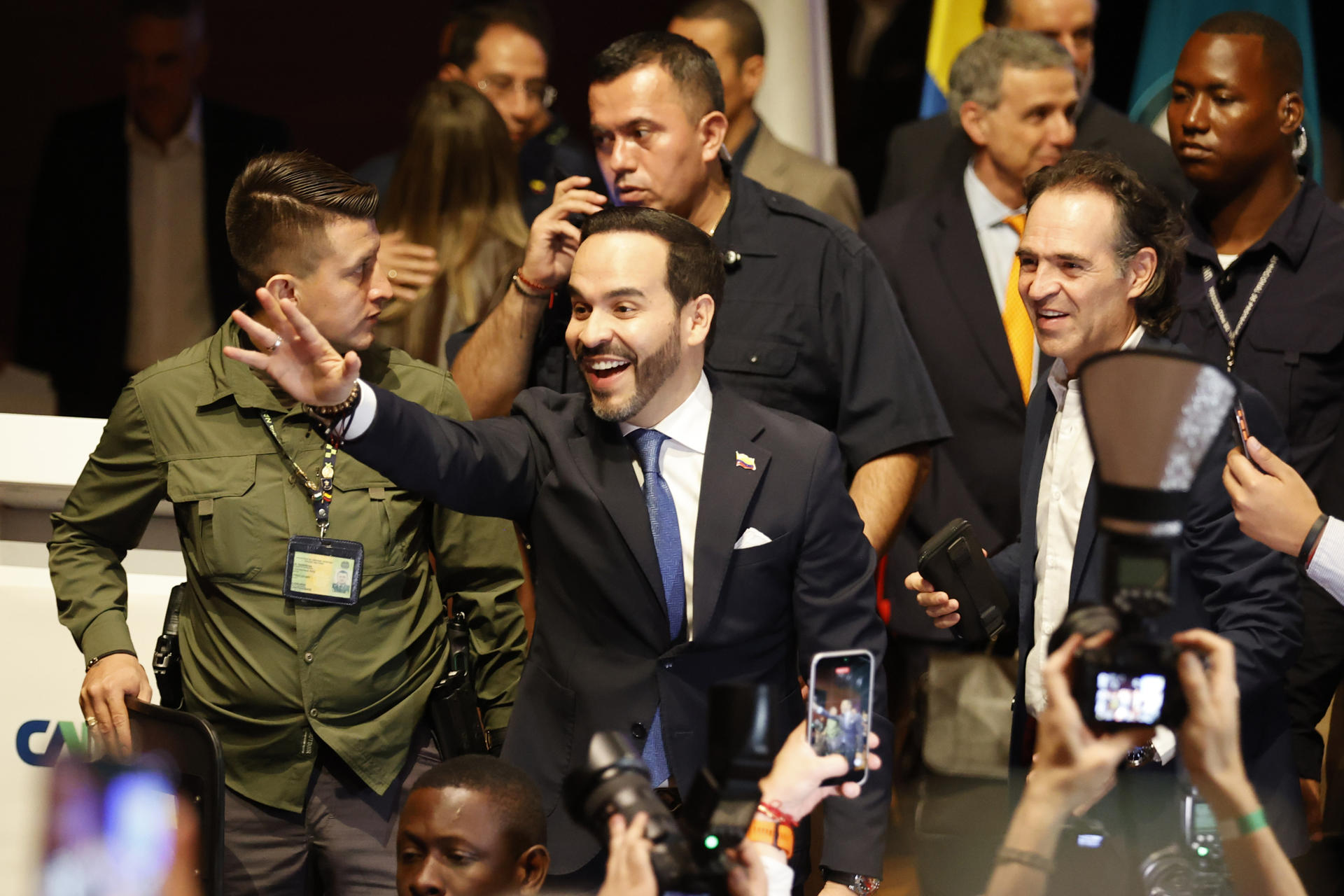 El presidente electo de Colombia, Abelardo de la Espriella (c), saluda durante el evento 'CAF, un aliado estratégico de Colombia 2026-2030' este viernes, en Medellín (Colombia). EFE/ Mauricio Dueñas Castañeda