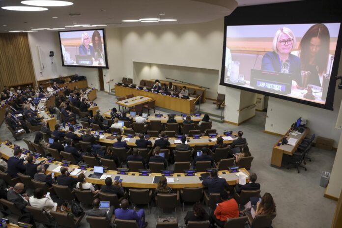 La Asamblea de Estados Parte de la Corte Penal Internacional (CPI) inicia un período extraordinario de sesiones para votar más adelante si se destituye al fiscal de la CPI Karim Ahmad Khan después de que el órgano de supervisión del tribunal presuntamente encontrara creíbles las acusaciones de agresión sexual contra él y recomendara su destitución, en la sede de las Naciones Unidas en Nueva York. EFE/SARAH YENESEL
