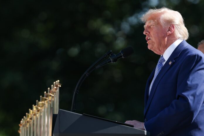 El presidente de EE. UU., Donald Trump, en una fotografía de archivo. EFE/SAMUEL CORUM
